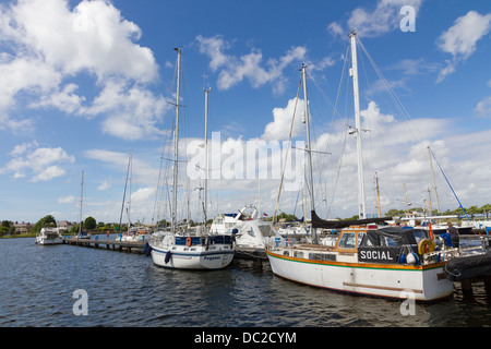 Barche ormeggiate lungo il molo al bacino Glasson, Glasson Dock, Lancaster, Lancashire. Foto Stock