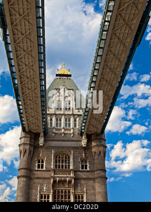 Dettaglio del Tower Bridge, London Borough di Southwark, Londra, Inghilterra, Regno Unito Foto Stock