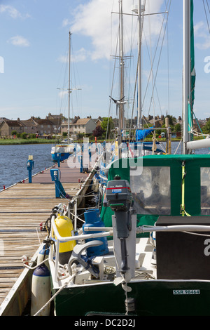 Barche ormeggiate lungo il molo al bacino Glasson, Glasson Dock, Lancaster, Lancashire. Foto Stock