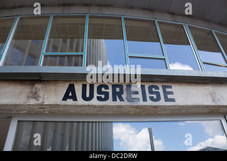 Partenze Ausreise segno Tränenpalast Palace di lacrime ex valico di frontiera Friedrichstrasse Mitte Berlino Germania Foto Stock