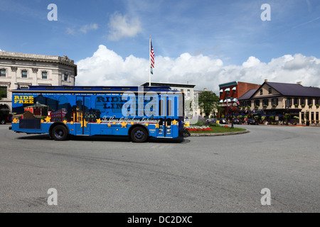 Autobus della linea Blue Lincoln che passa per Lincoln Square, Gettysburg, Adams County, Pennsylvania, Stati Uniti Foto Stock