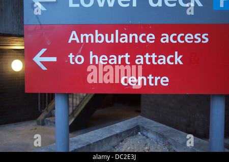 Accesso ambulanza per un attacco di cuore centro segno Ospedale London REGNO UNITO Foto Stock