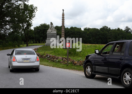 I veicoli a seguito di auto giro percorso attraverso il campo di battaglia di Gettysburg, Gettysburg National Military Park, Pennsylvania, STATI UNITI D'AMERICA Foto Stock