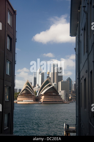 Sydney Opera House e il CBD skyline che include la Torre di Sydney da tutta porto di Kirribilli NSW Sydney Australia Foto Stock