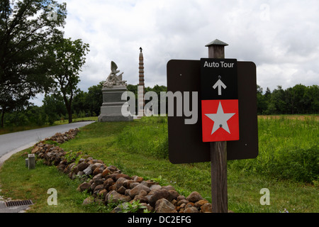 Cartello su Doubleday Avenue che indica il percorso del tour in auto attraverso il campo di battaglia di Gettysburg, il Gettysburg National Military Park, Pennsylvania, USA Foto Stock