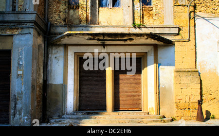 Cinema in disuso edificio ingresso a Naro, Agrigento. Sicilia, Italia Foto Stock