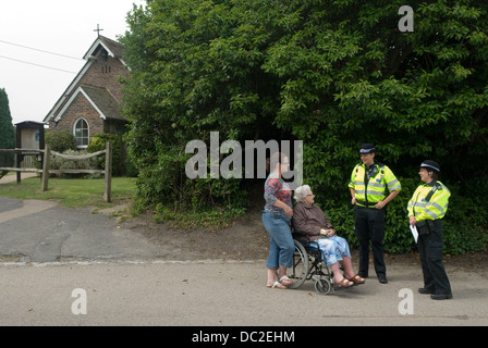 Balcombe West Sussex Regno Unito. Residente locale e il caregiver a chiacchierare con le donne di polizia, al di fuori della chiesa parish hall. HOMER SYKES Foto Stock