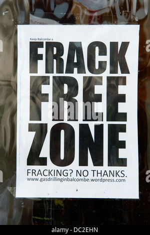 Balcombe West Sussex Regno Unito. Frack Free Zone sign in vetrina nel villaggio. 2010s 2013 Inghilterra HOMER SYKES Foto Stock