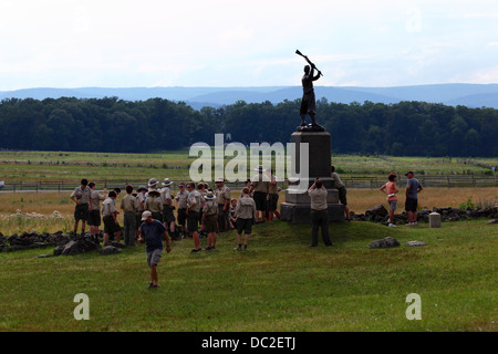 Boy Scout gruppo campo di battaglia in visita presso il sito di Pickett's carica, Gettysburg National Military Park, Pennsylvania, STATI UNITI D'AMERICA Foto Stock