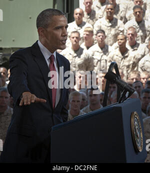 Oceanside, California, Stati Uniti d'America. Il 7 agosto, 2013. Il Presidente Usa Barack Obama ha visitato US Marine Base Camp Pendleton, parlando a circa 3.000 marines americani e le loro famiglie il mercoledì pomeriggio in quanto si sono riuniti nella bilancella 6 al Mainside Air Station. Obama ha parlato per circa 35 minuti e ha sottolineato il ruolo chiave Marines americani hanno svolto nel mantenere la tua sicurezza come hanno combattuto nelle guerre in Iraq e in Afghanistan.///ULTERIORI INFORMAZIONI: 567K---8/7/13---FOTO DI DAVID BRO/ZUMA PREMERE---il Presidente Usa Barack Obama ha parlato a US Marine Base Camp Pendleton, arrivando poco dopo mezzogiorno tempo. Dopo aver visitato con diversi Gold Foto Stock