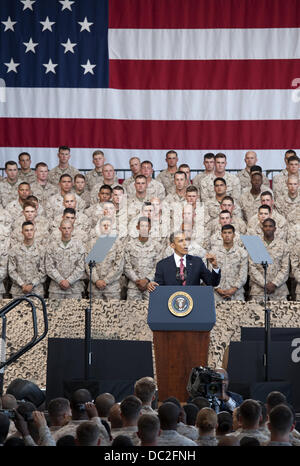 Oceanside, California, Stati Uniti d'America. Il 7 agosto, 2013. Il Presidente Usa Barack Obama ha visitato US Marine Base Camp Pendleton, parlando a circa 3.000 marines americani e le loro famiglie il mercoledì pomeriggio in quanto si sono riuniti nella bilancella 6 al Mainside Air Station. Obama ha parlato per circa 35 minuti e ha sottolineato il ruolo chiave Marines americani hanno svolto nel mantenere la tua sicurezza come hanno combattuto nelle guerre in Iraq e in Afghanistan.///ULTERIORI INFORMAZIONI: 1,9MB---8/7/13---FOTO DI DAVID BRO/ZUMA PREMERE---il Presidente Usa Barack Obama ha parlato a US Marine Base Camp Pendleton, arrivando poco dopo mezzogiorno tempo. Dopo aver visitato con diversi Gold Foto Stock