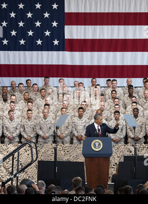 Oceanside, California, Stati Uniti d'America. Il 7 agosto, 2013. Il Presidente Usa Barack Obama ha visitato US Marine Base Camp Pendleton, parlando a circa 3.000 marines americani e le loro famiglie il mercoledì pomeriggio in quanto si sono riuniti nella bilancella 6 al Mainside Air Station. Obama ha parlato per circa 35 minuti e ha sottolineato il ruolo chiave Marines americani hanno svolto nel mantenere la tua sicurezza come hanno combattuto nelle guerre in Iraq e in Afghanistan.///ULTERIORI INFORMAZIONI: 1,1MB---8/7/13---FOTO DI DAVID BRO/ZUMA PREMERE---il Presidente Usa Barack Obama ha parlato a US Marine Base Camp Pendleton, arrivando poco dopo mezzogiorno tempo. Dopo aver visitato con diversi Gold Foto Stock