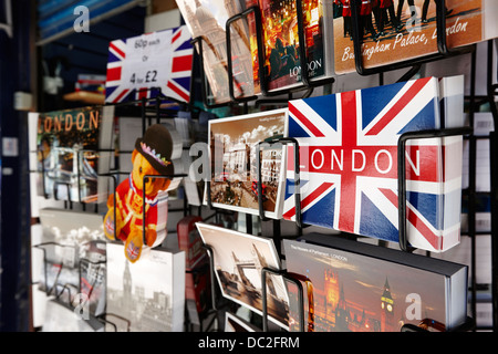 Souvenir cartoline in vendita a Londra England Regno Unito Foto Stock