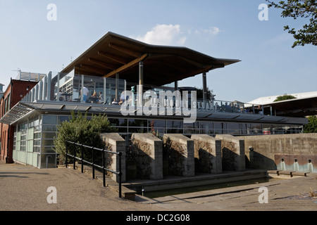 Il pub Mount Stuart Wetherspoons a Cardiff Bay Wales Foto Stock