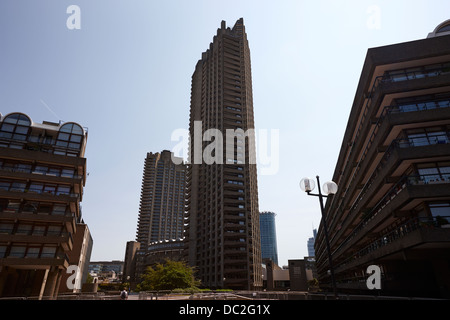 Torre di Shakespeare e defoe casa in barbican residential estate Londra Inghilterra Regno Unito Foto Stock