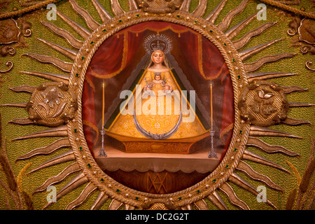 Un banner ricamato decorato con l'immagine della Madonna di El Rocio viene visualizzato in El Rocio, parco nazionale di Donana, Spagna Foto Stock