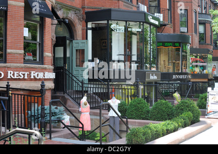 Negozi e caffetterie lungo Newbury Street, Back Bay di Boston Massachusetts, STATI UNITI D'AMERICA Foto Stock