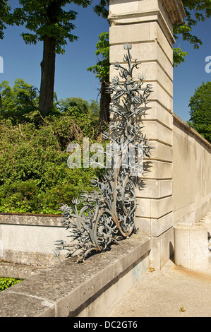 La struttura anti-intrusione in ferro battuto presso l'Château de Champs-sur-Marne, in Seine-et-Marne, Francia, è una caratteristica distintiva della proprietà, progettata per proteggere la tenuta e mostrare intricate lavorazioni metalliche. Foto Stock