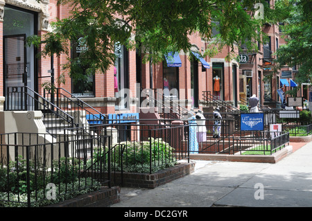 Negozi e caffetterie lungo Newbury Street, Back Bay di Boston Massachusetts, STATI UNITI D'AMERICA Foto Stock