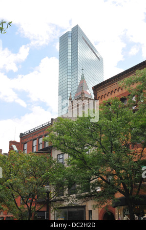 Vista della Torre di John Hancock da Newbury Street area dello shopping Back Bay di Boston MA. Stati Uniti d'America Foto Stock