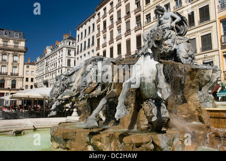 BARTHOLDI TERRAUX Fontana e Municipio di Place des TERRAUX LIONE RHONE ALPES FRANCIA Foto Stock