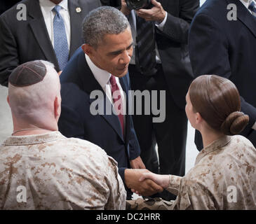 Oceanside, California, Stati Uniti d'America. Il 7 agosto, 2013. Il Presidente Usa Barack Obama ha visitato US Marine Base Camp Pendleton, parlando a circa 3.000 marines americani e le loro famiglie il mercoledì pomeriggio in quanto si sono riuniti nella bilancella 6 al Mainside Air Station. Obama ha parlato per circa 35 minuti e ha sottolineato il ruolo chiave Marines americani hanno svolto nel mantenere la tua sicurezza come hanno combattuto nelle guerre in Iraq e in Afghanistan.------ Nella foto, Presidente Obama saluta una signora Marina su mercoledì pomeriggio.///ULTERIORI INFORMAZIONI: 842K---8/7/13---FOTO DI DAVID BRO/ZUMA PREMERE---il Presidente Usa Barack Obama ha parlato a US Marine Ca di base Foto Stock