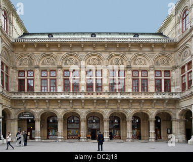 Dettaglio della facciata principale dell'Opera di Stato di Vienna in Austria. Foto Stock