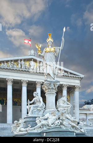 Athena Pallas statua, di fronte al palazzo del parlamento di Vienna, Austria. Foto Stock