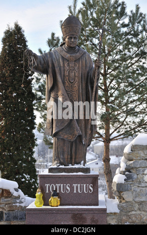 La statua di Papa Giovanni Paolo II nel cimitero accanto alla Cattedrale dei SS Pietro e Paolo, Kamianets Podilskyi, Ucraina Foto Stock
