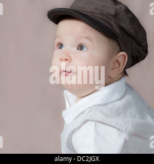 Una immagine di una serie di simpatici alternativo le espressioni del viso di un 5 mese vecchia razza mista Asian Caucasian baby Foto Stock