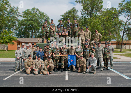 Cadetti dal Michigan ala Civil Air Patrol posano per una foto vicino a un Humvee con membri della 182d aria supportano operazioni gruppo a Alpena Combat Readiness Training Center, Michigan, e il Agosto 1, 2013. I cadetti sono state frequentando la leadership accampamenti di Alp Foto Stock