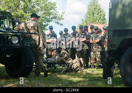 Cadetti dal Michigan ala Civil Air Patrol ascoltare Joint Tactical Air Master Controller Sgt. Charles Barth dal 182d aria supportano operazioni gruppo parlare della sua carriera campo vicino ad una coppia di Humvees a Alpena Combat Readiness Training Center, Mich Foto Stock