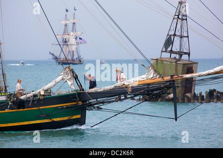 Chicago, Illinois, Stati Uniti d'America. Il 7 agosto 2013. L'equipaggio della sloop amici buona volontà si prepara per il vostro arrivo a Tall Ships 2013 a Chicago come ammiraglia Niagara vele in background. Il festival delle navi va da oggi fino al 11 agosto presso il Navy Pier. Una selezione delle navi sono disponibili per il porto di imbarco e pochi sono disponibili per le crociere. Credito: Todd Bannor/Alamy Live News Foto Stock