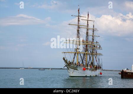 Chicago, Illinois, Stati Uniti d'America. Il 7 agosto 2013. Il full-truccate nave Sørlandet arriva a Tall Ships 2013 a Chicago con membri di equipaggio manning cantieri. Il festival delle navi va da oggi fino al 11 agosto presso il Navy Pier. Una selezione delle navi sono disponibili per il porto di imbarco e pochi sono disponibili per le crociere. Credito: Todd Bannor/Alamy Live News Foto Stock