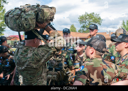 Cadetti dal Michigan ala Civil Air Patrol ascoltare Joint Tactical Air Master Controller Sgt. Charles Barth dal 182d aria supportano operazioni gruppo come egli dimostra come mettere su uno zaino a Alpena Combat Readiness Training Center, Michigan, un Foto Stock