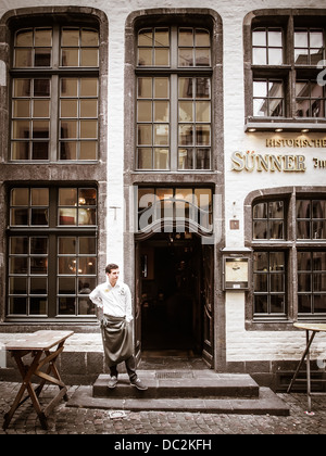 Ristoranti e Birrerie nella città vecchia di Colonia, Germania Foto Stock