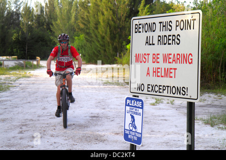 Florida Weston, Fort ft. Lauderdale, Markham Park, percorso per mountain bike, bicicletta, bicicletta, equitazione, ciclismo, pilota, cartello, tutti i piloti devono indossare casco, Foto Stock