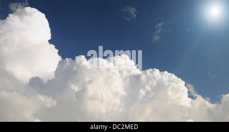 Nuvoloso cielo tempestoso con raggi solari Foto Stock