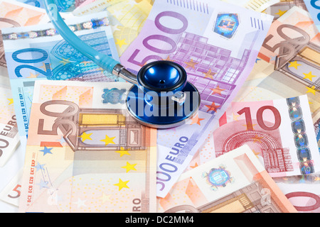 EURO - UNIONE EUROPEA banconote e uno stetoscopio Foto Stock