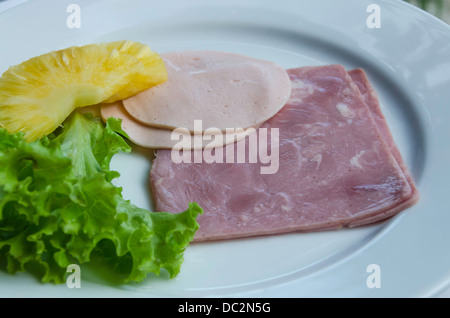 Prosciutto e frutta verdura,sulla piastra bianca Foto Stock
