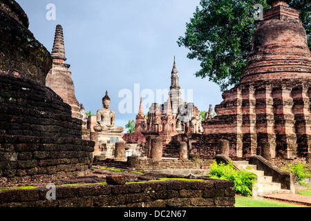 Seduto immagine del Buddha in Wat Mahathat, sukhothai historical park, Thailandia Foto Stock
