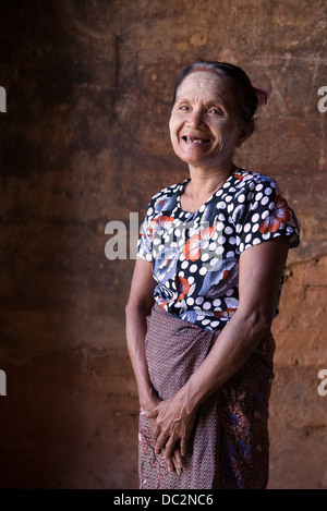 Felice senior asiatica donna birmano di Bagan Foto Stock