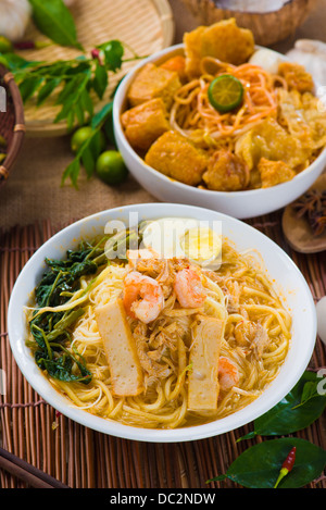 Singapore gamberi famosi noodle o har mee con decorazioni su sfondo Foto Stock