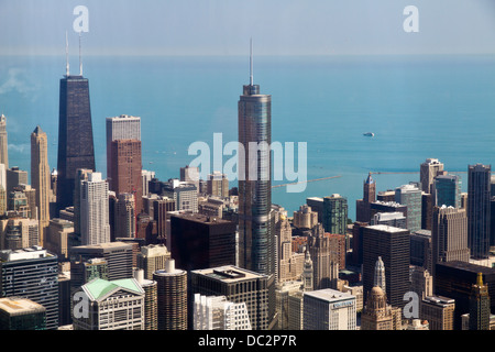 Vista aerea del Chicago IL, Trump Tower e il John Hancock Building, come si vede dal Willis Tower observation deck. Foto Stock