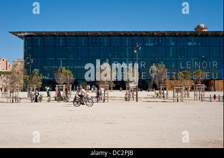 I visitatori di fronte al Museo di unione e di civiltà mediterranea (MuCEM) a Marsiglia Foto Stock