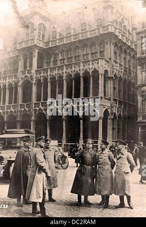 Il maresciallo Paul von Hindenburg (2-l) e il generale Erich Ludendorff (l) sono raffigurati di fronte al Broodhuis a Bruxelles, in Belgio. Data sconosciuta. Fotoarchiv für Zeitgeschichte Foto Stock