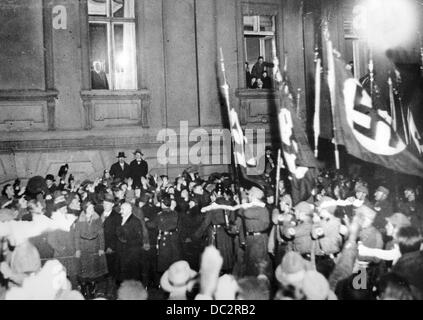 Il presidente del Reich Paul von Hindenburg è raffigurato alla finestra della Cancelleria del Reich a Berlino, in Germania, la notte in cui Adolf Hitler è stato giurato di essere in carica come Cancelliere del Reich, il 30 gennaio 1933. Le "associazioni nazionali" SA, SS e Stahlhelm celebrano il "potere" di Hitler con una sfilata di fiaccole attraverso il centro di Berlino. Fotoarchiv für Zeitgeschichte Foto Stock