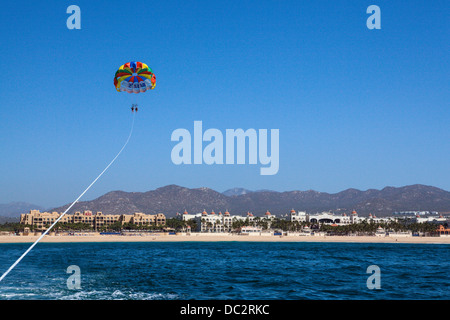 Il parasailing a Cabo San Lucas Cabo San Lucas, Baja California Sur, Messico Foto Stock