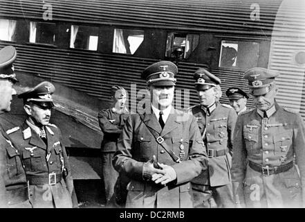 Adofl Hitler (m) visita il Gruppo Armata Sud nell'agosto 1941. l-r: Generale delle forze aeree Karl-Heinrich Bodenschatz, generale Alexander Löhr (con barba), Adolf Hitler, caporale Rudolf Schmundt e Maresciallo campo Gerd von Rundstedt. Fotoarchiv für Zeitgeschichte Foto Stock