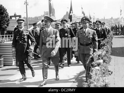 La Propaganda nazista! L'immagine mostra Adolf Hitler (m) e il vicario imperiale ungherese Miklos Horthy (l) al Landungsbrücken di Amburgo, in Germania, in occasione di una visita di Stato da parte dello statista ungherese nel marzo 1939. Fotoarchiv für Zeitgeschichte Foto Stock